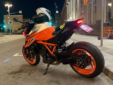 2022 KTM 1290 Super Duke R Evo, оранжевый, 1590000 рублей, вид 4