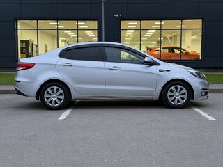 2015 Kia Rio III Рестайлинг, серебристый, 975000 рублей, вид 4