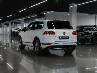 2017 Volkswagen Touareg II Рестайлинг, белый, 3380000 рублей, вид 4