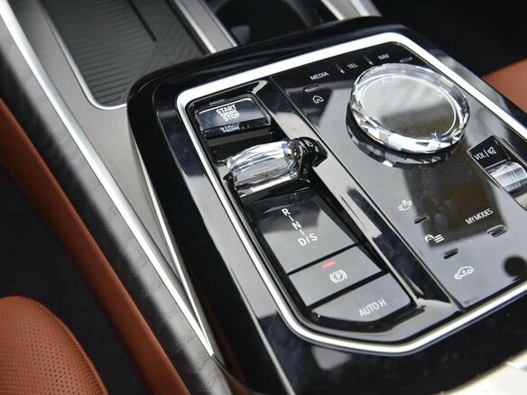 2025 BMW 7 серии 740i xDrive VII (G70), серебристый, 16780000 рублей - вид 13