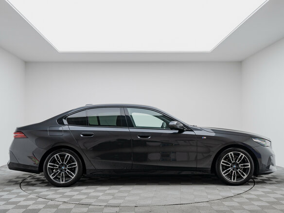 2023 BMW 5 серии 520d xDrive VIII (G60/G61/G68), серый, 7800000 рублей - вид 5