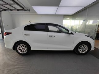 2021 Kia Rio IV Рестайлинг, белый, 1755000 рублей, вид 4