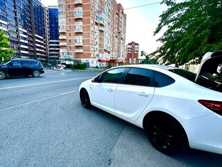 2014 Opel Astra J Рестайлинг, белый, 1050000 рублей, вид 4