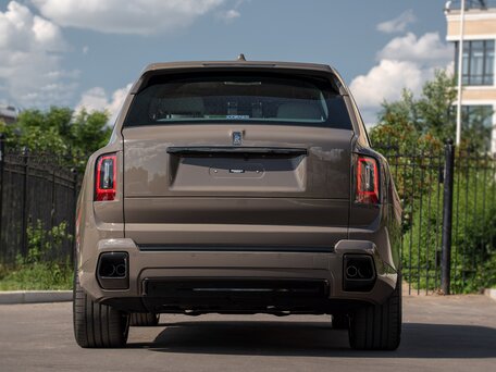 2025 Rolls-Royce Cullinan Black Badge I Рестайлинг (Series II), коричневый, 65700000 рублей, вид 3