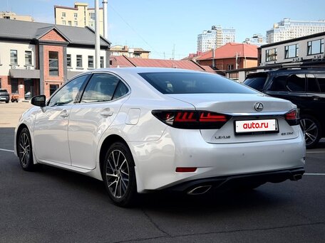2016 Lexus ES 250 VI Рестайлинг, белый, 2490000 рублей, вид 5