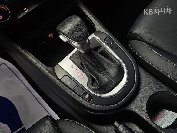 2023 Kia K3 II Рестайлинг, белый, 1650000 рублей - вид 5