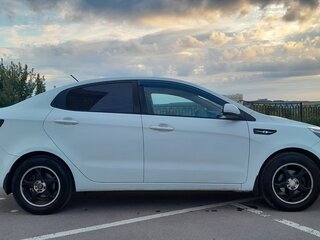 2013 Kia Rio 4-speed III, белый, 699000 рублей, вид 4