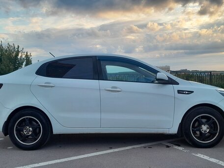 2013 Kia Rio 4-speed III, белый, 699000 рублей, вид 4