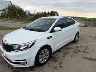 2015 Kia Rio III Рестайлинг, белый, 700000 рублей, вид 1