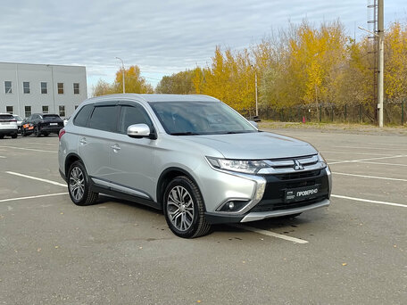 2018 Mitsubishi Outlander III Рестайлинг 2, серебристый, 1570000 рублей, вид 3