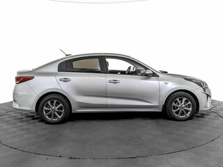 2021 Kia Rio IV Рестайлинг, серебристый, 1650000 рублей, вид 4