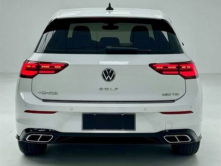 2023 Volkswagen Golf VIII, белый, 2000000 рублей, вид 4