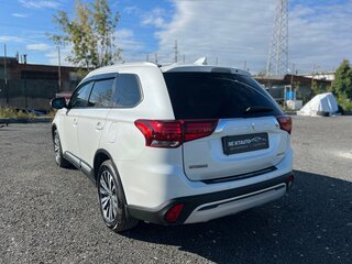 2020 Mitsubishi Outlander III Рестайлинг 3, белый, 2298000 рублей, вид 3