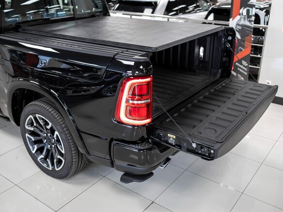 2026 Ram 1500 Crew Cab V Рестайлинг, чёрный - вид 8