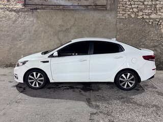 2017 Kia Rio III Рестайлинг, белый, 830000 рублей, вид 3