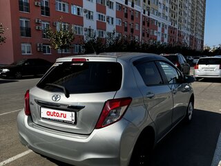 2011 Toyota Vitz III (XP130), серый, 850000 рублей, вид 2