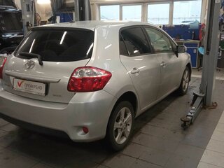 2011 Toyota Auris I Рестайлинг, серебристый, 955000 рублей, вид 3