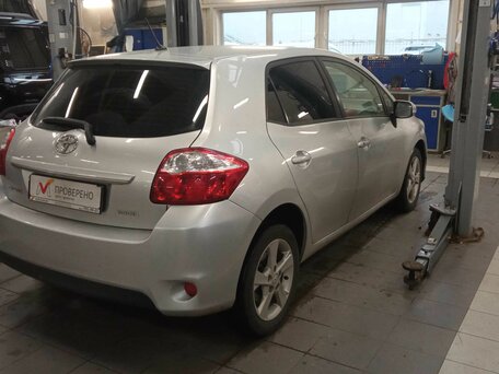 2011 Toyota Auris I Рестайлинг, серебристый, 955000 рублей, вид 3