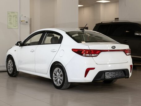 2017 Kia Rio IV, белый, 700000 рублей, вид 4