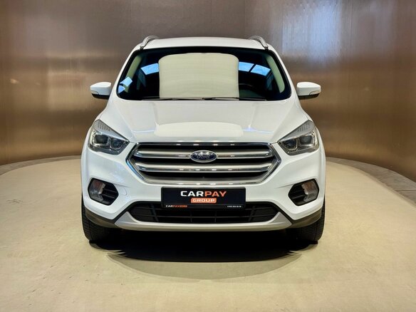 2017 Ford Kuga II Рестайлинг, белый, 1630000 рублей - вид 1