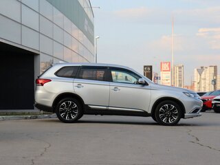 2018 Mitsubishi Outlander III Рестайлинг 2, серебристый, 1711500 рублей, вид 4