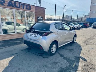 2020 Toyota Yaris IV, серый, 1299000 рублей, вид 4
