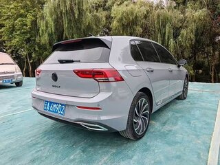 2023 Volkswagen Golf VIII, серебристый, 1520777 рублей, вид 4