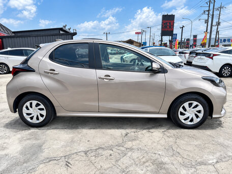 2022 Toyota Yaris IV, коричневый, 1050000 рублей, вид 4