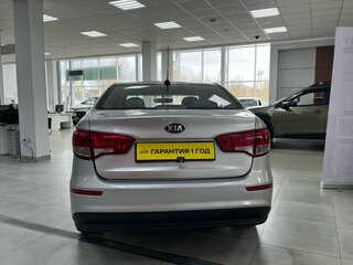 2017 Kia Rio III Рестайлинг, серебристый, 800000 рублей, вид 4