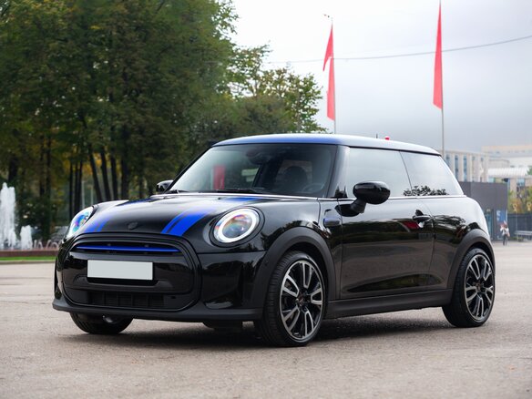 2021 Mini Hatch Cooper III (F55/F56) Рестайлинг 2, чёрный, 3790000 рублей - вид 12