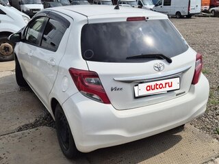 2016 Toyota Vitz III (XP130) Рестайлинг, белый, 710000 рублей, вид 2