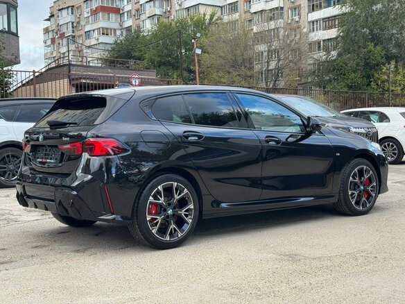 2025 BMW 1 серии 120i IV (F70), чёрный, 4990000 рублей - вид 5