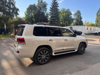 2017 Toyota Land Cruiser 200 Series Рестайлинг 2, белый, 5300000 рублей, вид 3
