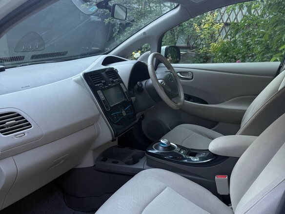 2012 Nissan Leaf (EM61) I (ZE0/AZE0), белый, 950000 рублей - вид 7
