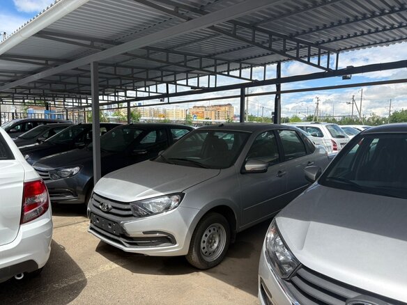 2026 Lada (ВАЗ) Granta I Рестайлинг, серебристый, 990000 рублей - вид 1