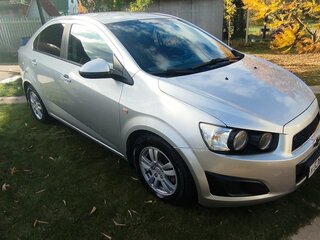 2013 Chevrolet Aveo II, серебристый, 800000 рублей, вид 1