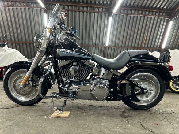 2010 Harley-Davidson Fat Boy, чёрный, 990000 рублей - вид 3