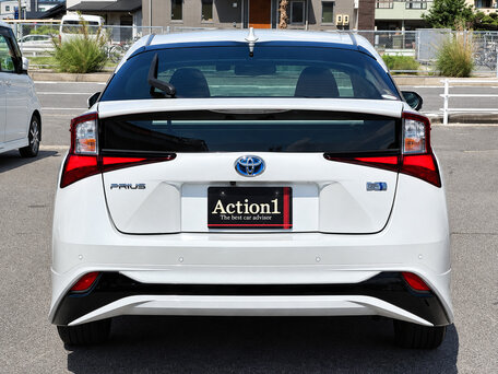 2022 Toyota Prius IV Рестайлинг (XW50), белый, 1500000 рублей, вид 4