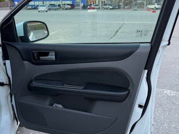 2011 Ford Focus II Рестайлинг, белый, 550000 рублей - вид 13