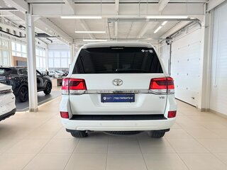 2018 Toyota Land Cruiser 200 Series Рестайлинг 2, белый, 6599900 рублей, вид 5