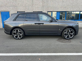 2026 Rolls-Royce Cullinan Black Badge I Рестайлинг (Series II), серый, 69000000 рублей, вид 3