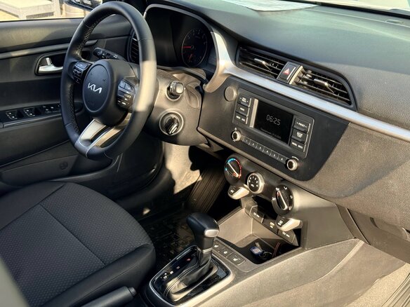 2021 Kia Rio IV Рестайлинг, белый, 1447000 рублей - вид 11