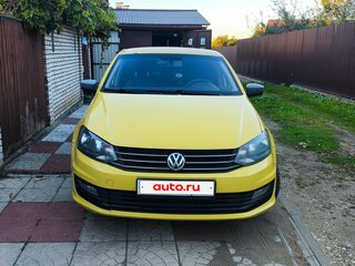 2017 Volkswagen Polo V Рестайлинг, жёлтый, 485000 рублей, вид 2