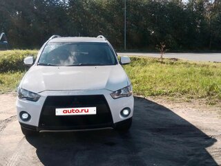 2010 Mitsubishi Outlander II Рестайлинг, белый, 950000 рублей, вид 3