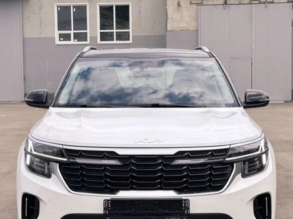 2023 Kia Seltos I Рестайлинг, белый, 1980000 рублей - вид 1
