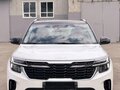 2023 Kia Seltos I Рестайлинг, белый, 1980000 рублей - вид 1