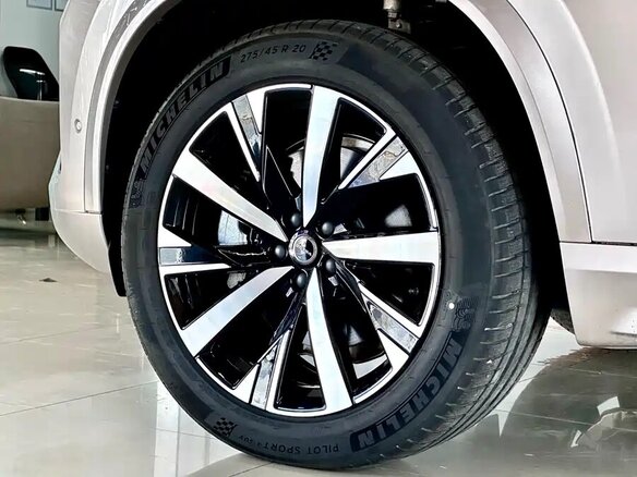 2025 Volvo XC90 B6 II Рестайлинг 2, серебристый, 7774537 рублей - вид 11