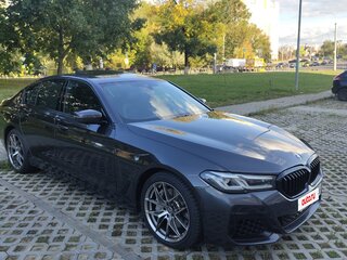 2022 BMW 5 серии 540i xDrive VII (G30/G31/G38) Рестайлинг, серый, 4474700 рублей, вид 3