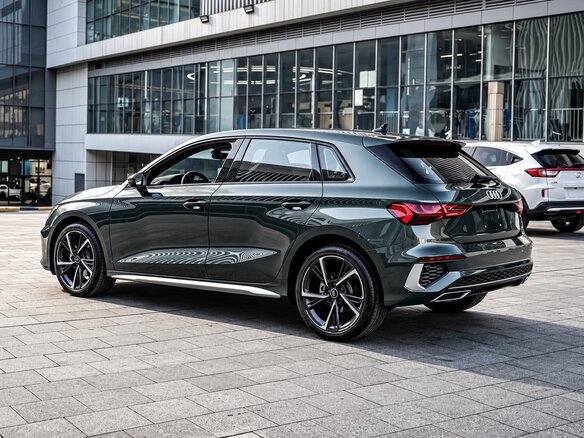 2023 Audi A3 Sportback 35 TFSI IV (8Y), зелёный, 2300002 рублей - вид 5