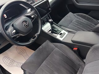 2021 Skoda Superb III Рестайлинг, коричневый, 2300000 рублей, вид 4